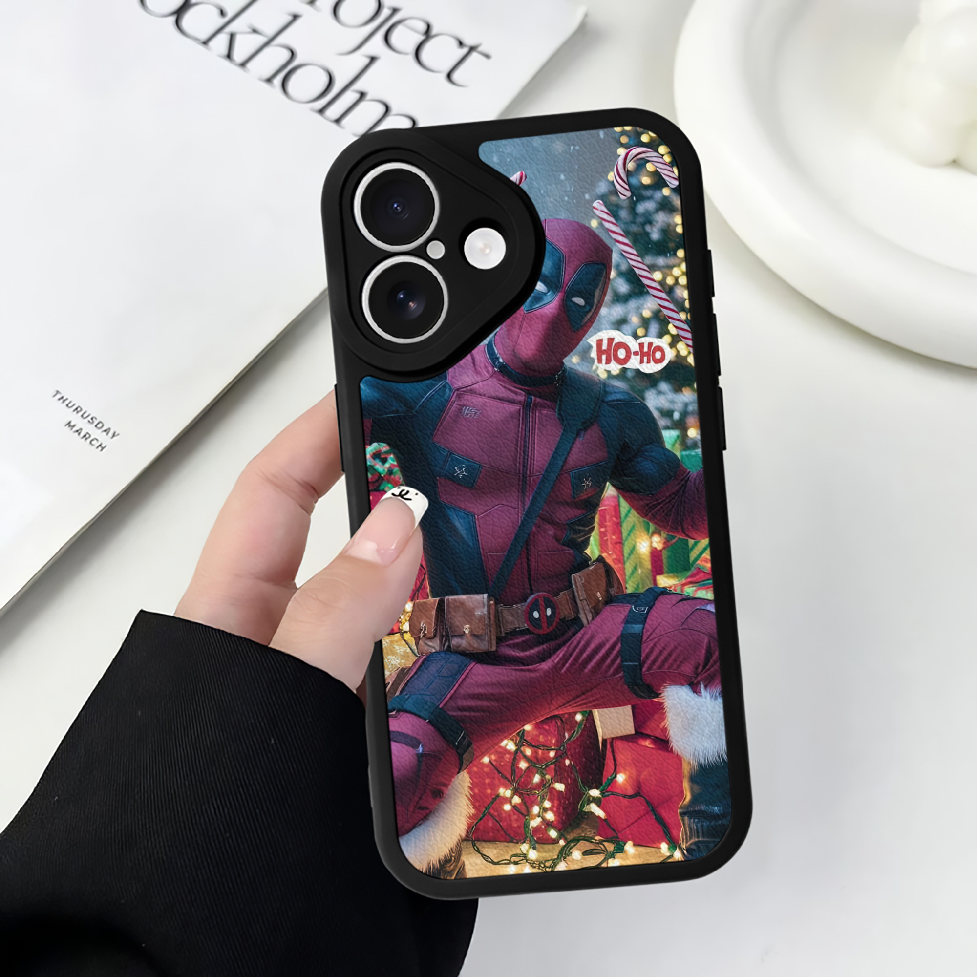 （画像用） Deadpool デッドプール 【iPhone 16シリーズ対応】シリコンスマホケース（レザー調） 材質：シリコン